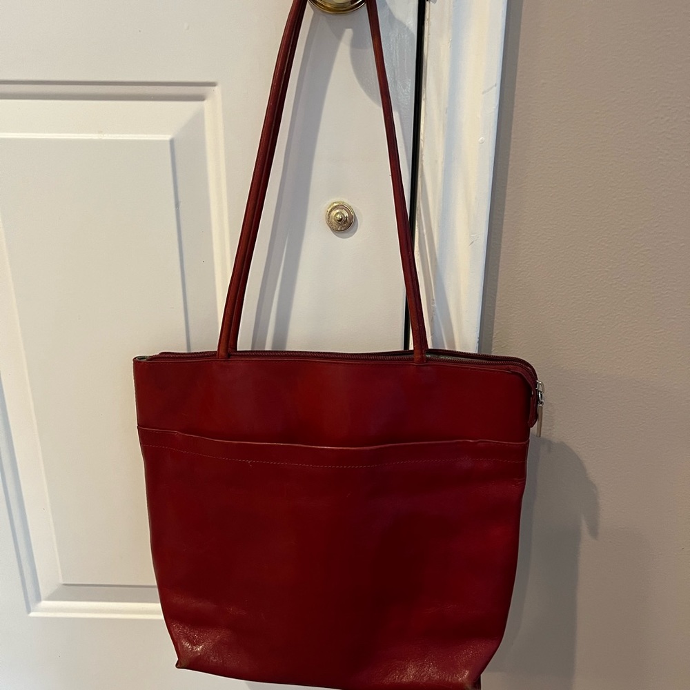 Hobo leather tote handbag. It shows some wear inside and out. Acceptable